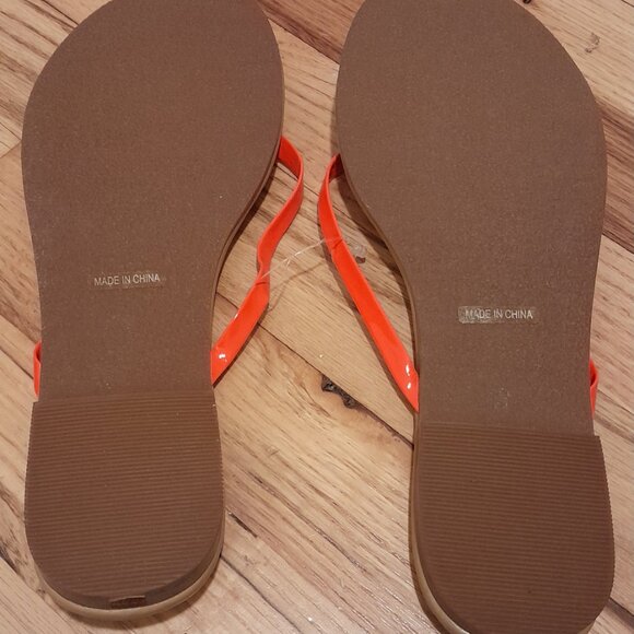 SCOOP NYC Flip Flops: NEW! - Picture 6 of 6